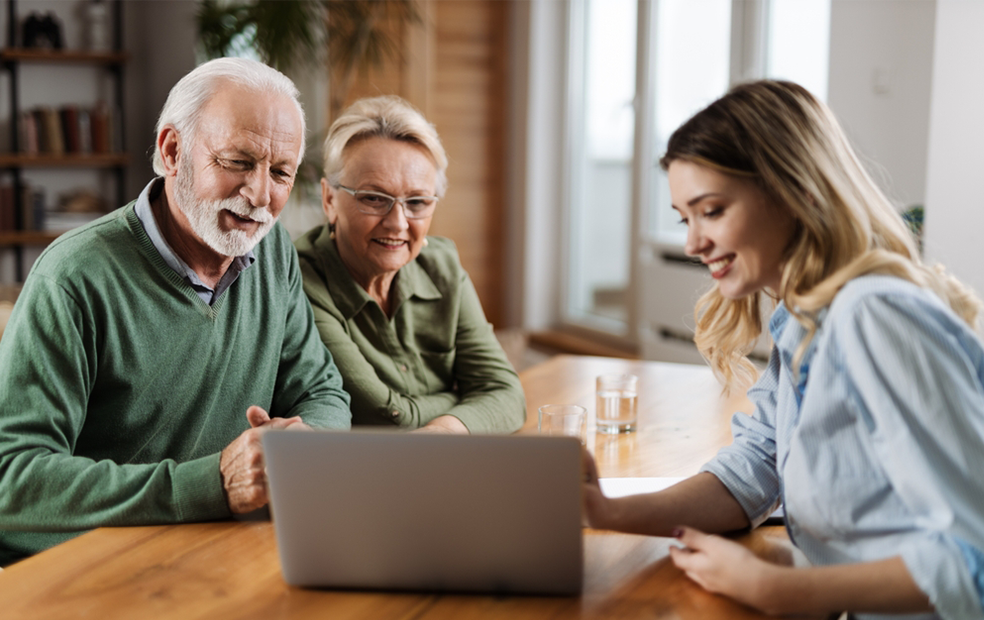 Consulente finanziario in riunione con clienti